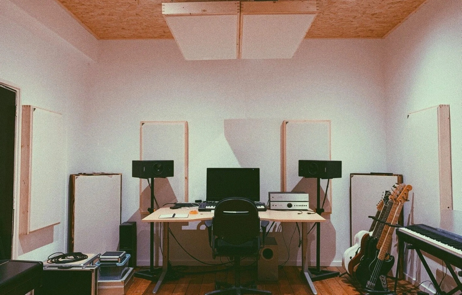 Acoustic treatment room interior